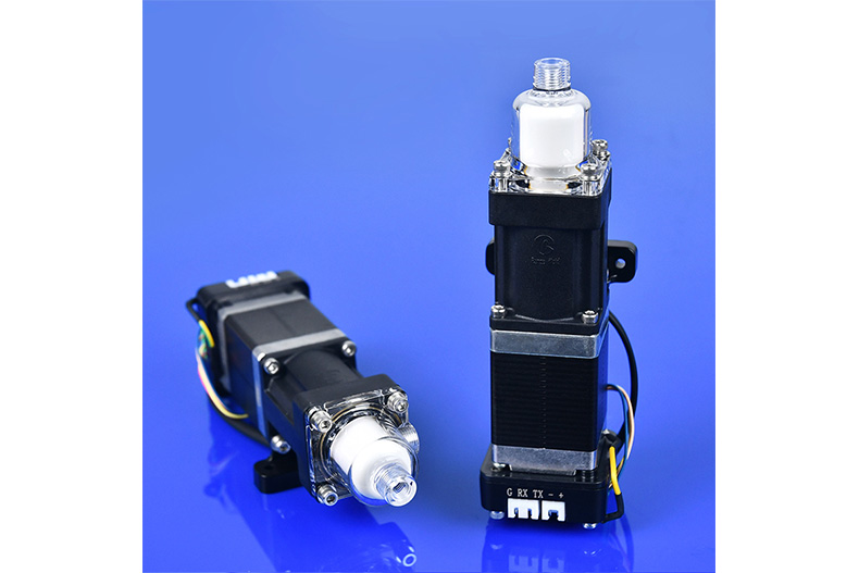 RP01 piston pumps photographed in vertical and horizontal positions